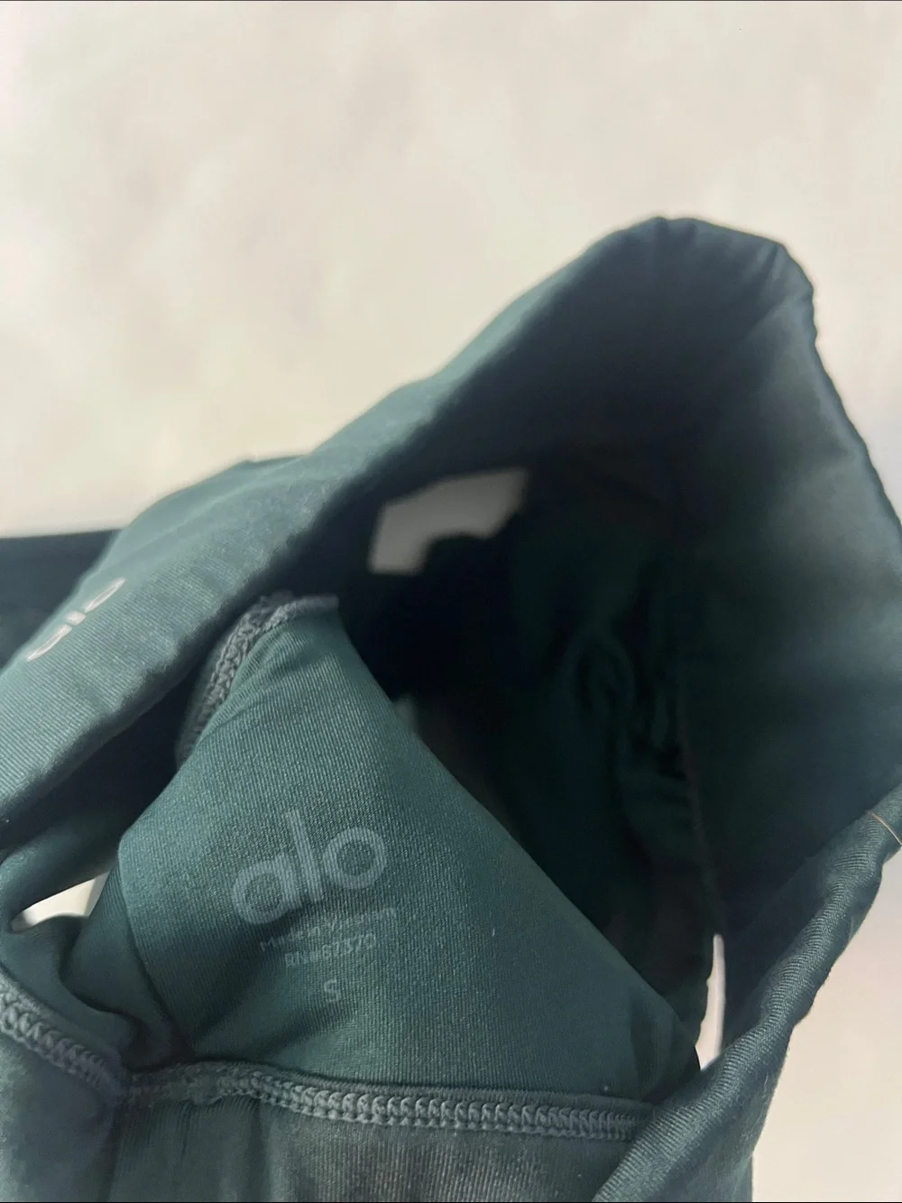 ALO YOGA UNITED BRA DOUBLE V NECK in Hunter Green Small